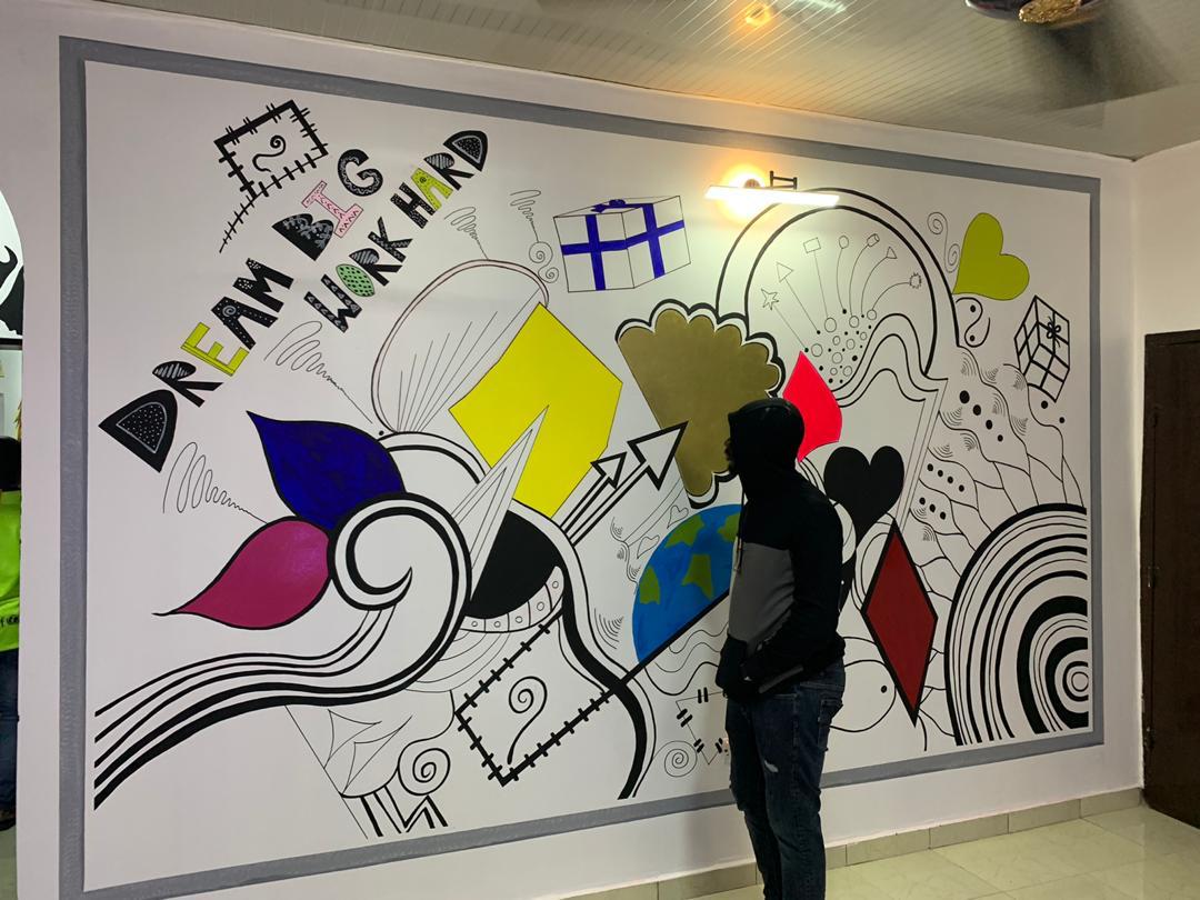 LordZulus's tweet photo. I'm a design specialist in interior and exterior house painting and designs. Happy international artist day. 
Please retweet 🙏🏼✊🏿
#InternationalArtistsDay https://t.co/rbEVKxe04g