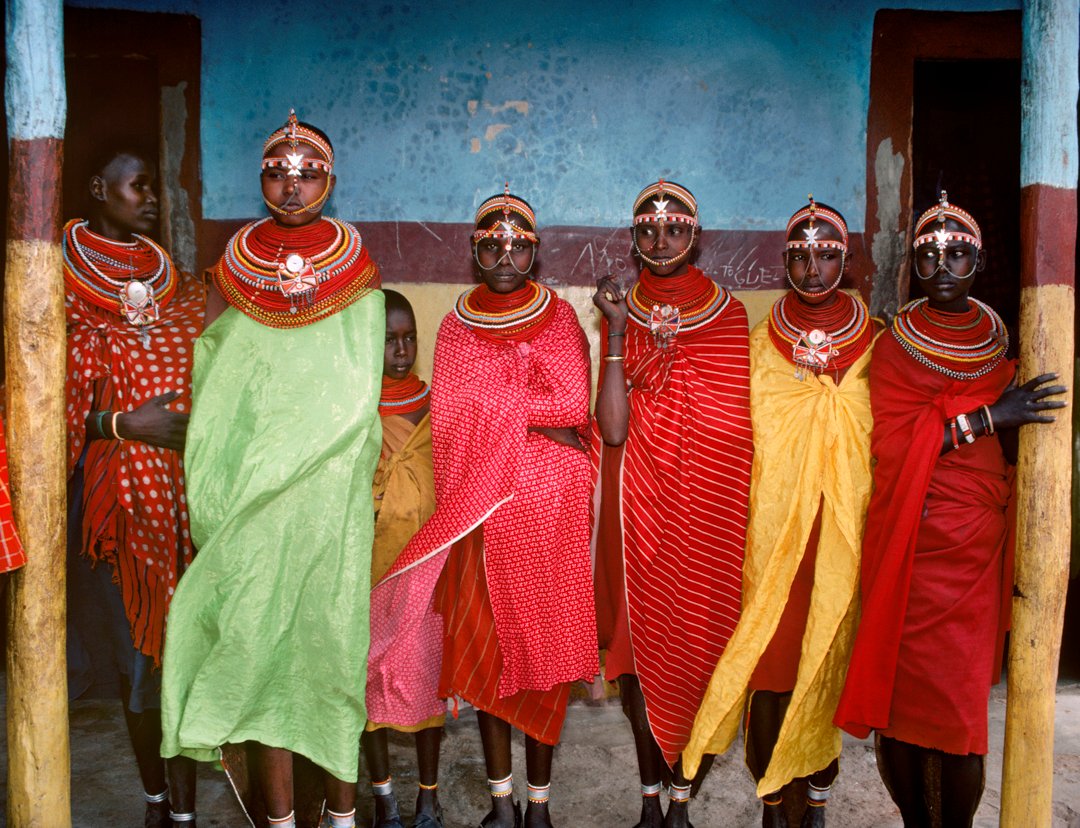 lisakristine's tweet photo. A group of young #Samburu girls wearing #colorful #African silk gather in northern #Kenya. https://t.co/WdQBG4du2u #travelphotography #global #portraitphotography #natgeotravel #africa #InspireUnity #fineartphotography https://t.co/IRUfnbCKOZ