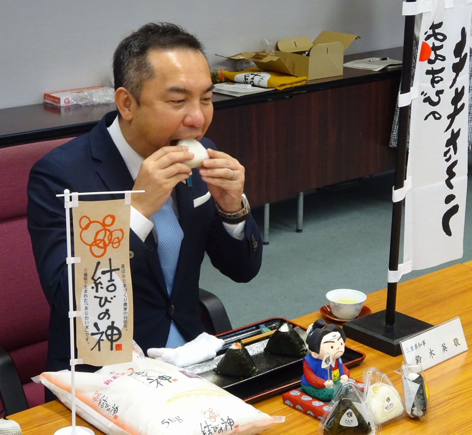 すずき英敬 えいけい 三重県産ブランド米 結びの神 を 桃太郎 で食べて鬼退治 鬼滅の刃に便乗 笑 県内16店舗 を展開する おにぎりの桃太郎 11月から 結びの神 を使ったおにぎりを発売 令和3年中には全店舗で切り替え 結びの神 は