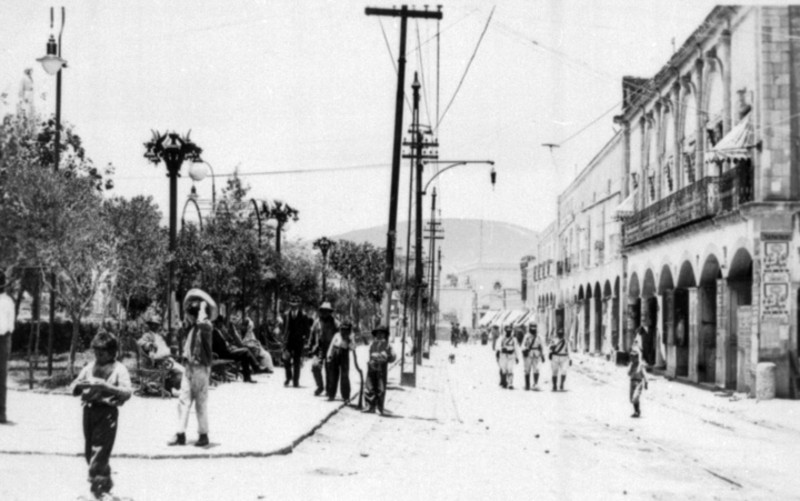 PachucaVIVE's tweet photo. #PachucaEnElTiempo ⌛ Así se veía plaza Constitución del Centro Histórico de nuestra la Bella Airosa en 1920.

📸 INAH https://t.co/TEWKbAlV8g