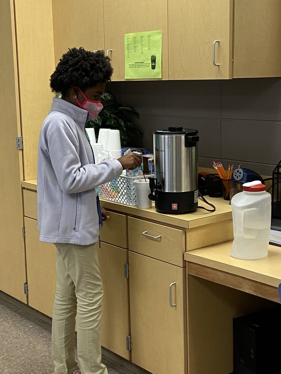 bekaklinner's tweet photo. Students were able to enjoy their yummy treat for going ABOVE and BEYOND the requirements for completing iReady lessons for the first 9 weeks.  EXTRA work pays off (for the brain and the tummy!!) @dms_tcboe https://t.co/XBVLwG71hN