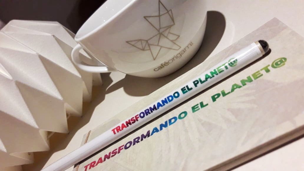 MonarkaCo's tweet photo. Diseño y Arte en Papel: @CafeOrigami 🇨🇴 Las marcas que nos unimos para esta campaña trabajamos por un pedacito de planeta más sostenible, para nosotr@s el trabajo de un reciclador es vital para la sociedad. ¡#TransformandoElPlaneta! https://t.co/vTO1k3iuMR