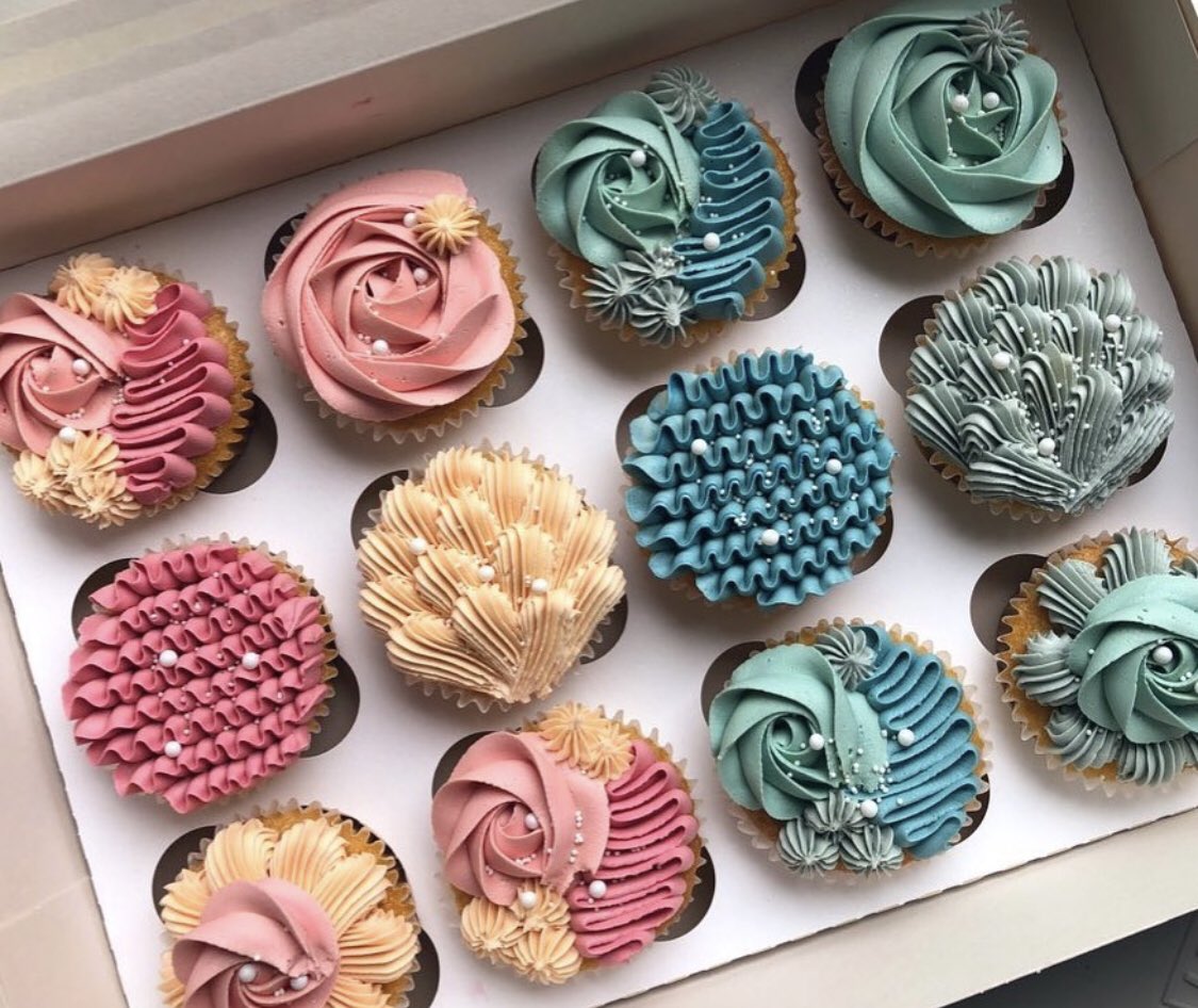 ennahscakes's tweet photo. just pluggin all my socials.. check them out for more cakes🥰https://t.co/f5RyoQj0rl https://t.co/C0LGsCdvqB