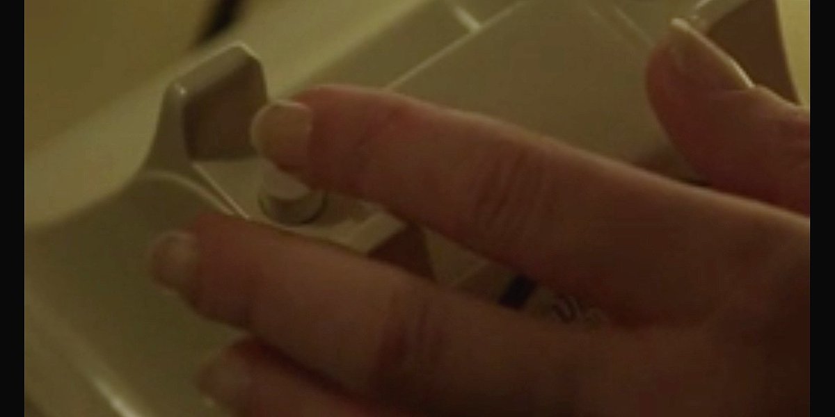 youaretrembling's tweet photo. #CarolInDetails
The hands telling us a story..
Before the pain, her hands are fixed,always with enamel and outlined, after her forced separation from Therese, we see Carol's hands without their usual fiery red nails...without courage, without strength, she is devastated!
#Carol❤️ https://t.co/0O7yXyRsxy