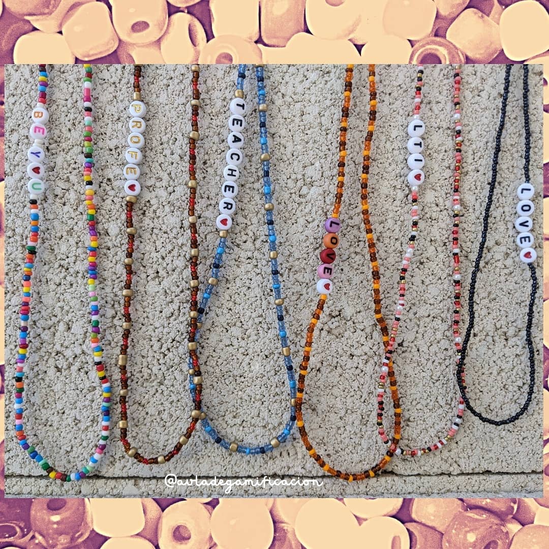 ¡Hola personitas de Twitter! Os dejo una imagen con algunos de los cuelga mascarillas que realizo a mano, totalmente personalizados. Si os animáis y queréis uno para vosotros/as o para cualquier regalito, contactadme por privado y os informaré de todo 🥰 ¡Gracias!