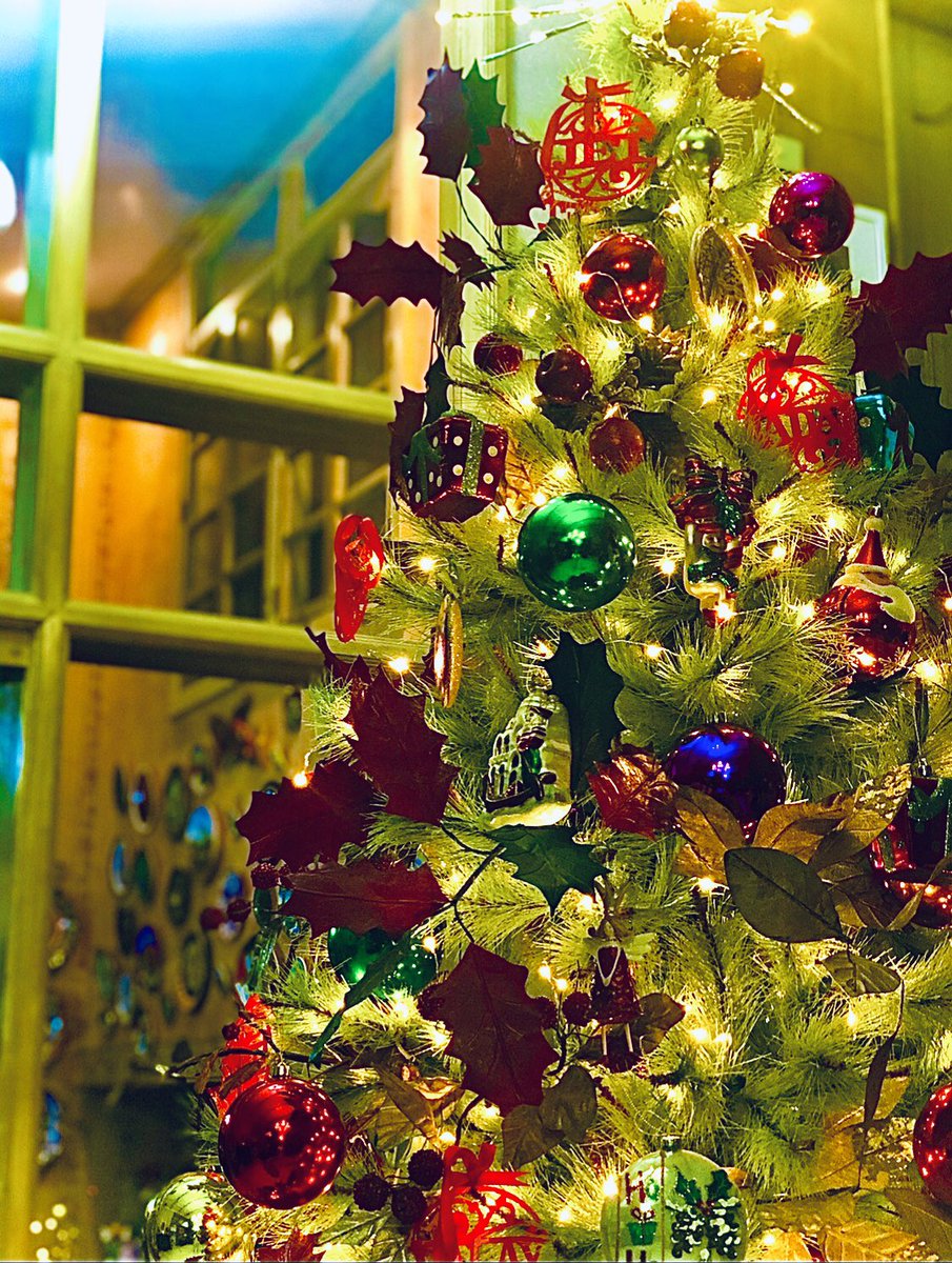 julienne1018's tweet photo. I think I’m just going to set up my Christmas tree and some Christmas lights in my back garden and that’s about it for my 2020 holiday season decors🎄#Christmas2020 https://t.co/IhmBo4i5YF