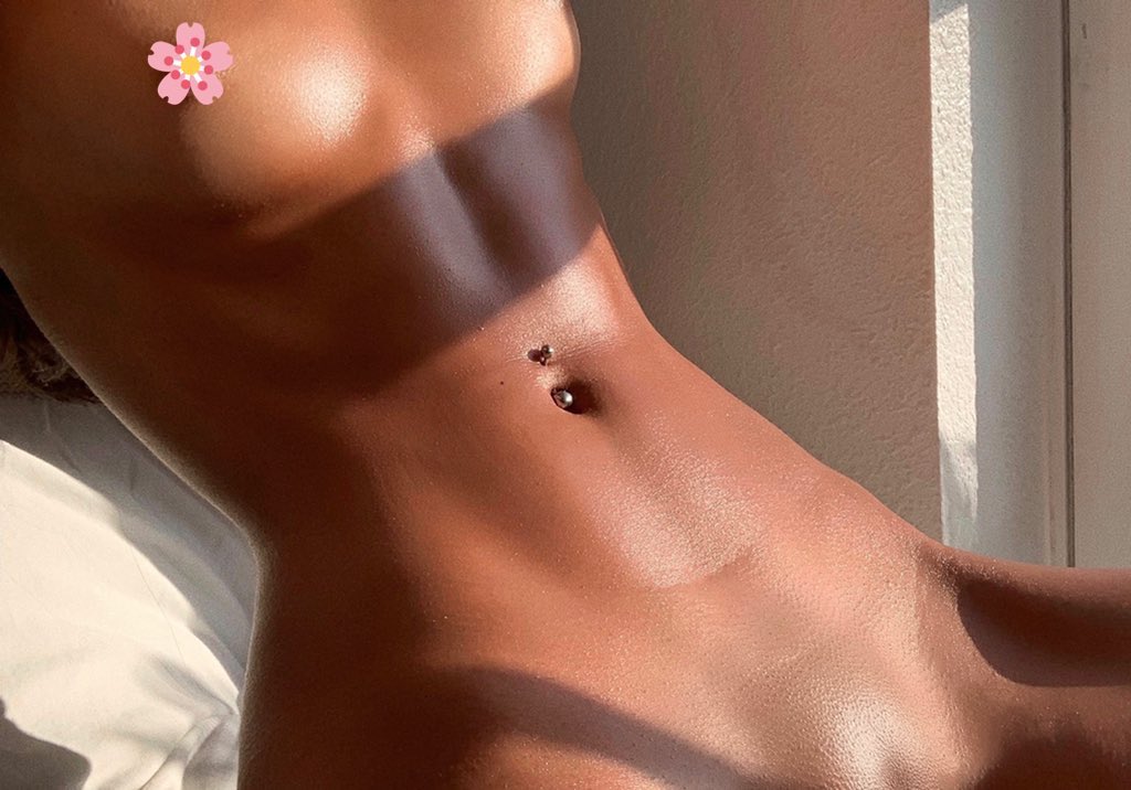 2 pic. Oiled up https://t.co/j4xAxjFvbq