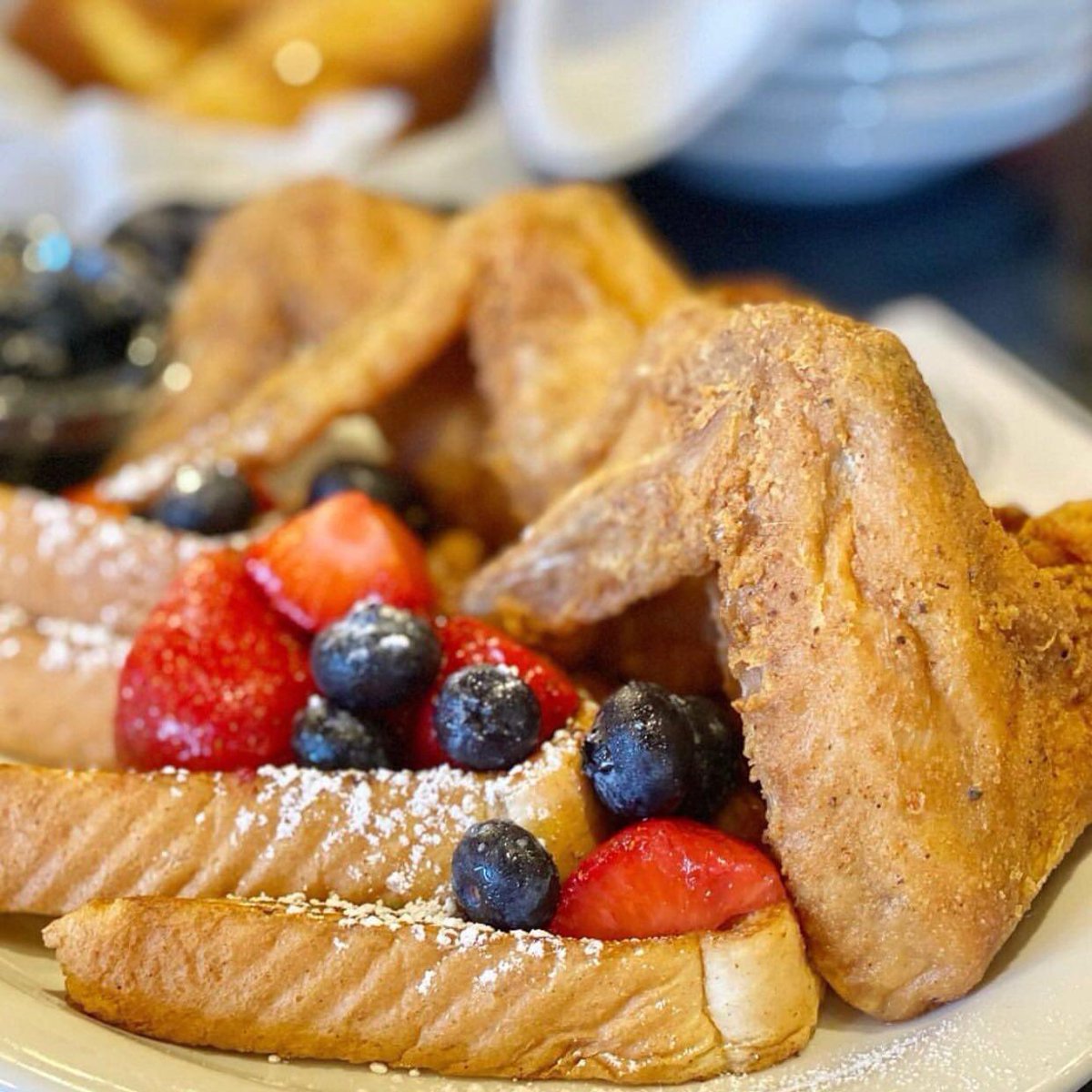 bigreddradio's tweet photo. .@common—welcome to Columbia! Not sure what your diet or your timeline is, butttt...please ask them to take you by @KiKisChicken &amp; Waffles. 

Thank me later 🍴😆 #KiKisChickenandWaffles #SoulFood #ColumbiaSC https://t.co/wHv7hwTh4G
