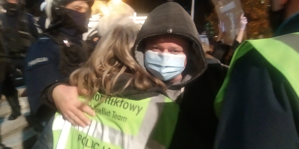 A dziś było też tak. Opis: Jeden z protestujących mężczyzn dał policjantce kwiatka i zapytał czy może przytulić. Mógł. #protestkobiet #katowice <a href="/PolicjaSlaska/">Policja Śląska 🇵🇱</a> <a href="/strajkkobiet/">#StrajkKobiet</a>