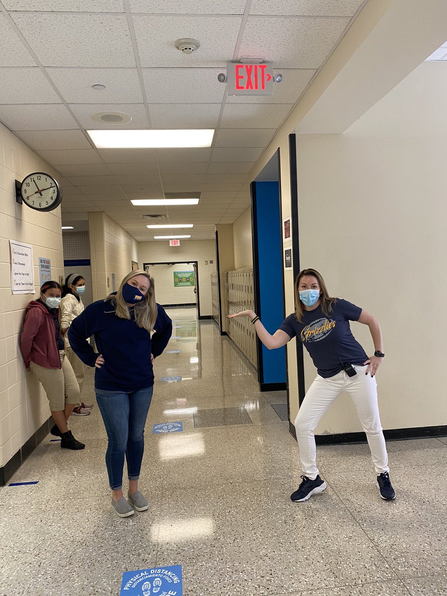 HISD_EAS_EDI's tweet photo. Yeah! Today is the start of #RedRibbonWeek2020 @WestBriarMS. Grizzlies 🐾 are all about the #mask 😷. There are so many ways for #students to participate. #WeAreWestBriar #ChoicesMatter #8thGradeStrong https://t.co/sqUXeWYMfU