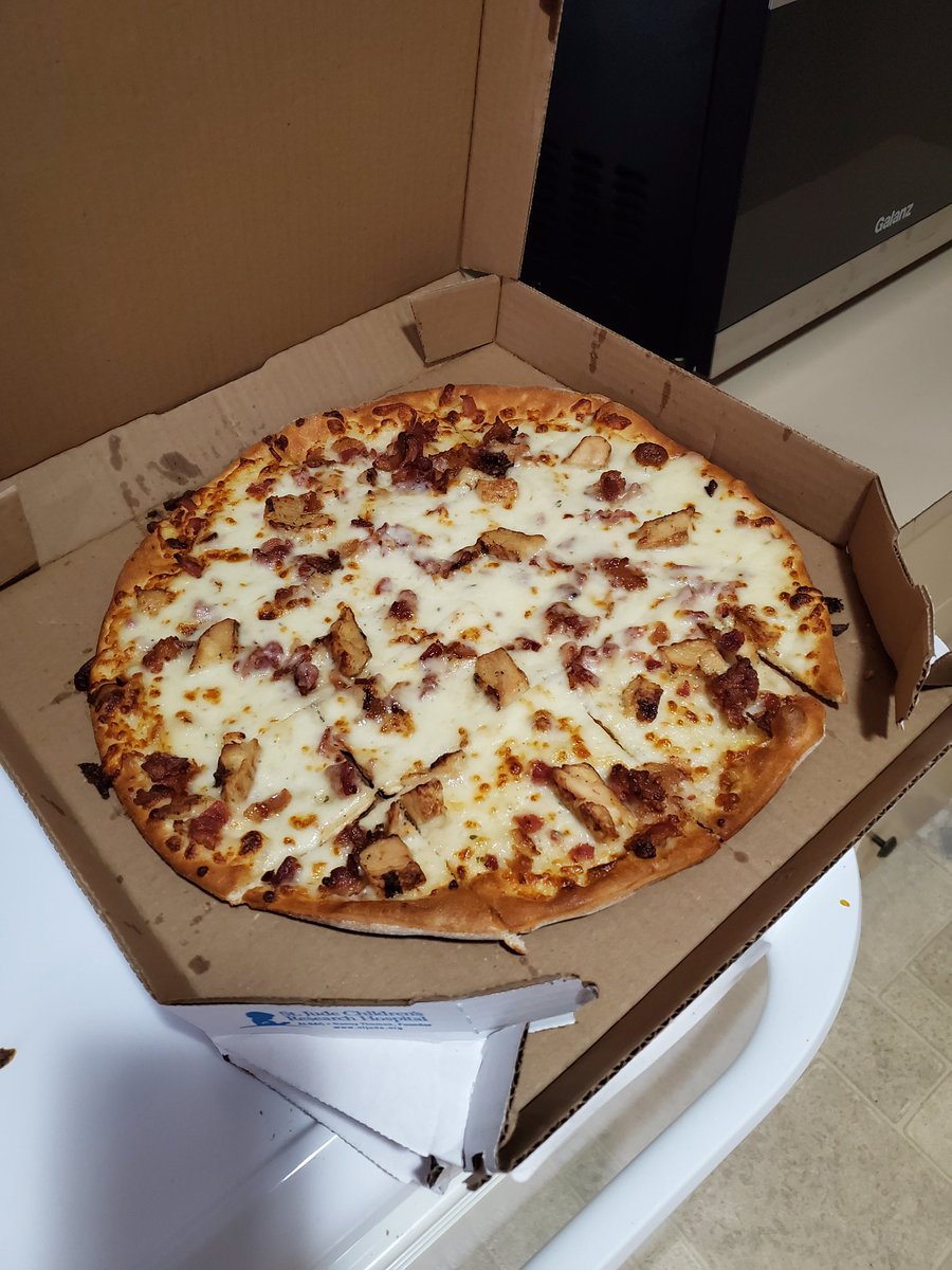 Gabey21's tweet photo. @dominos I don't think my store made me the right pizzas...squares? And super thin? https://t.co/liS1iopRfk