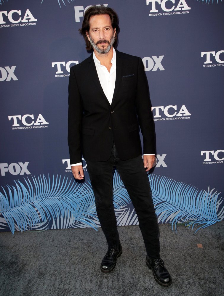 Ian wearing a suit; an extremely necessary thread