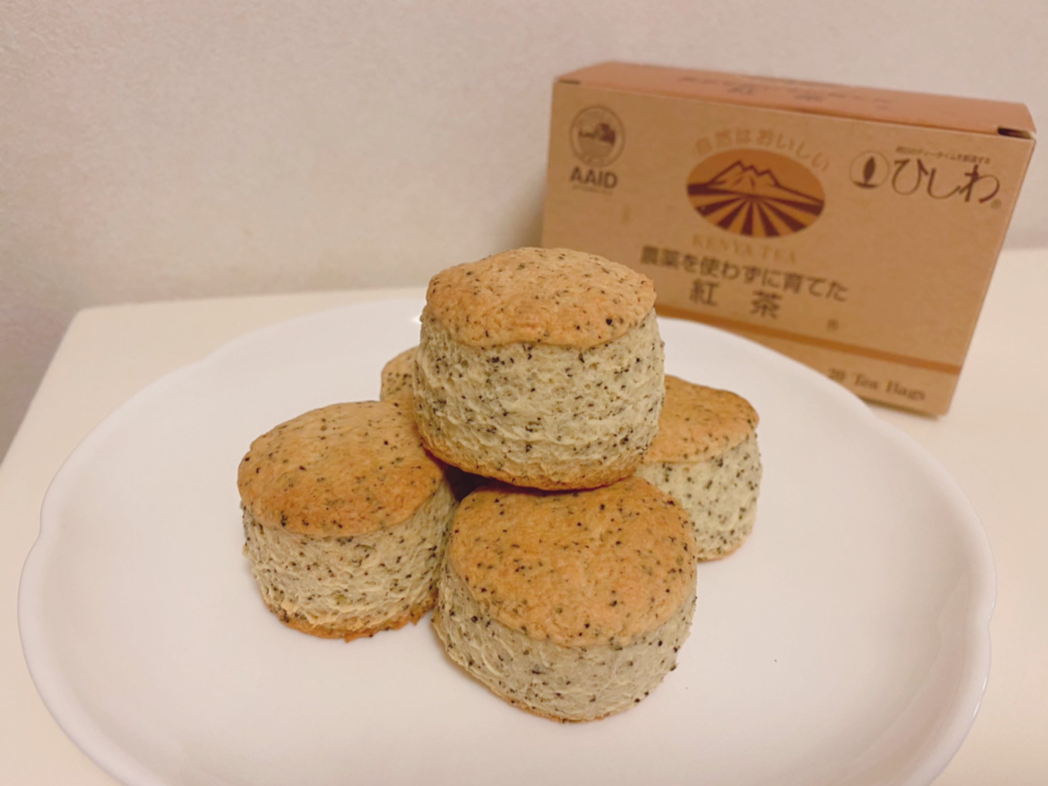 みゆ ｔ 紅茶スコーン おはようございます 今朝はフードプロセッサーを使いホットケーキミックスで紅茶の スコーンです 高さは出てますが全く割れず でも紅茶スコーンにミルクティーは最強な組み合わせ しあわせ なんとなくスコーンの