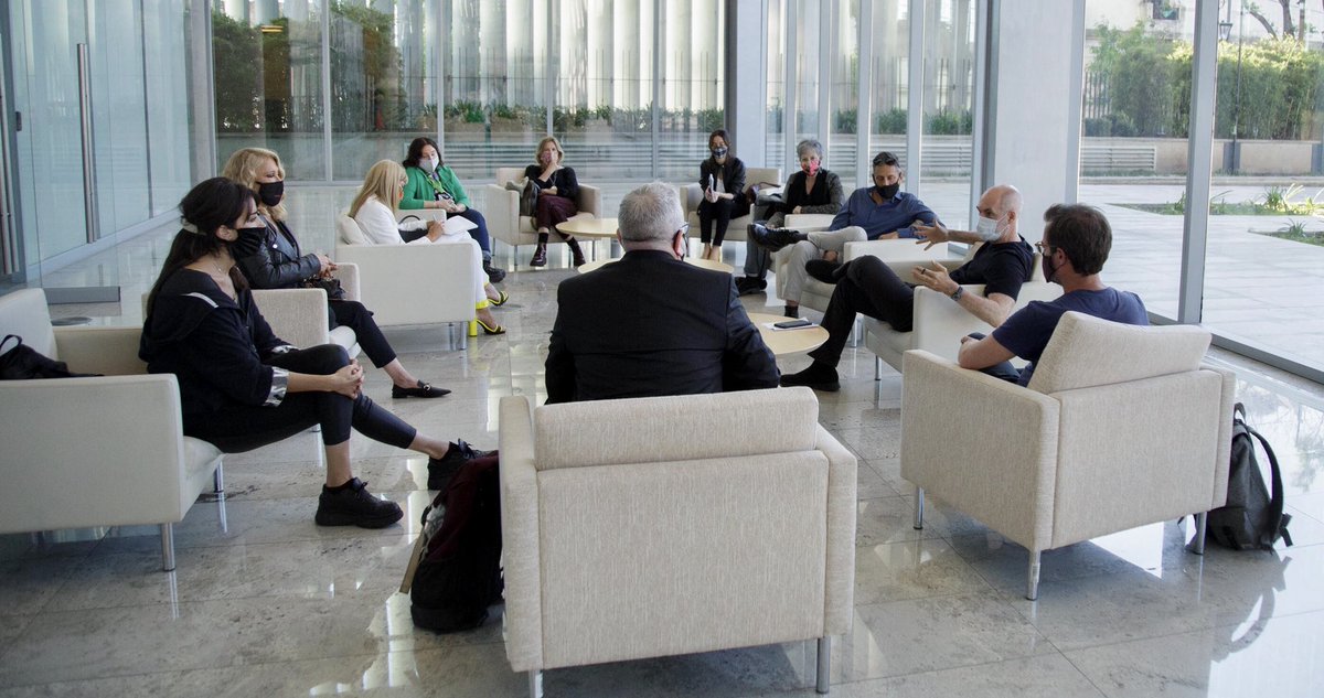 Esta tarde con <a href="/eavogadro/">Quique Avogadro</a> nos reunimos con <a href="/pashkus/">Ricky Pashkus</a>, <a href="/ReynaReechOk/">Reina Reech</a>, <a href="/JuanRodoOficial/">Juan Rodo</a>, <a href="/laura_fidalgook/">Laura Fidalgo</a> y representantes de distintas escuelas de arte para escucharlos y conversar sobre la habilitación para volver a dar clases.