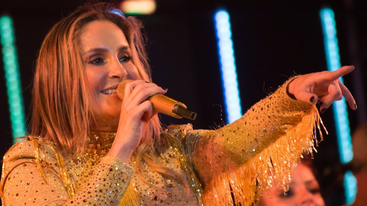 MundoLeitte's tweet photo. Há 1 ano @ClaudiaLeitte estreava a #BanderaTour". A era é marcada com o lançamento do EP "Bandera Move" e uma nova sonoridade no repertório. Foram 24 apresentações para divulgação das novas músicas e contou com participações de @Anitta, @McZaac, @IveteSangalo e @RayElIngeniero. https://t.co/KGqzZglAgY