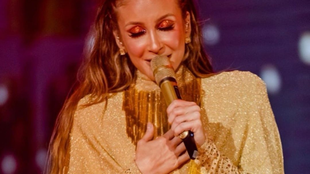 MundoLeitte's tweet photo. Há 1 ano @ClaudiaLeitte estreava a #BanderaTour". A era é marcada com o lançamento do EP "Bandera Move" e uma nova sonoridade no repertório. Foram 24 apresentações para divulgação das novas músicas e contou com participações de @Anitta, @McZaac, @IveteSangalo e @RayElIngeniero. https://t.co/KGqzZglAgY