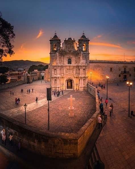 Oaxtravel's tweet photo. La Basílica ⛪ de Nuestra Señora  de La Soledad ☀️ te espera para que la visites cuando todo esto pase 🙌🏻. Este espacio es de gran importancia cultural y es una razón más para decir que #OaxacaLoTieneTodo 🥰 #OaxacaVívelo 🧳
#SafeTravels ♥️
📸: IG @ mmeyers76 https://t.co/Dx6Fk0TIiK