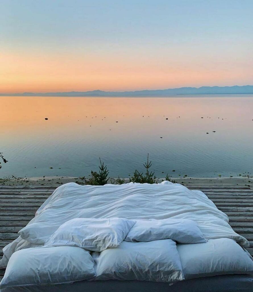 SwimwearWorld's tweet photo. Monday’s should all end like this 🤍 
.
.
#countingstars #beachbed #sleepingunderthestars #beachvibes https://t.co/wHz3f5T6hE