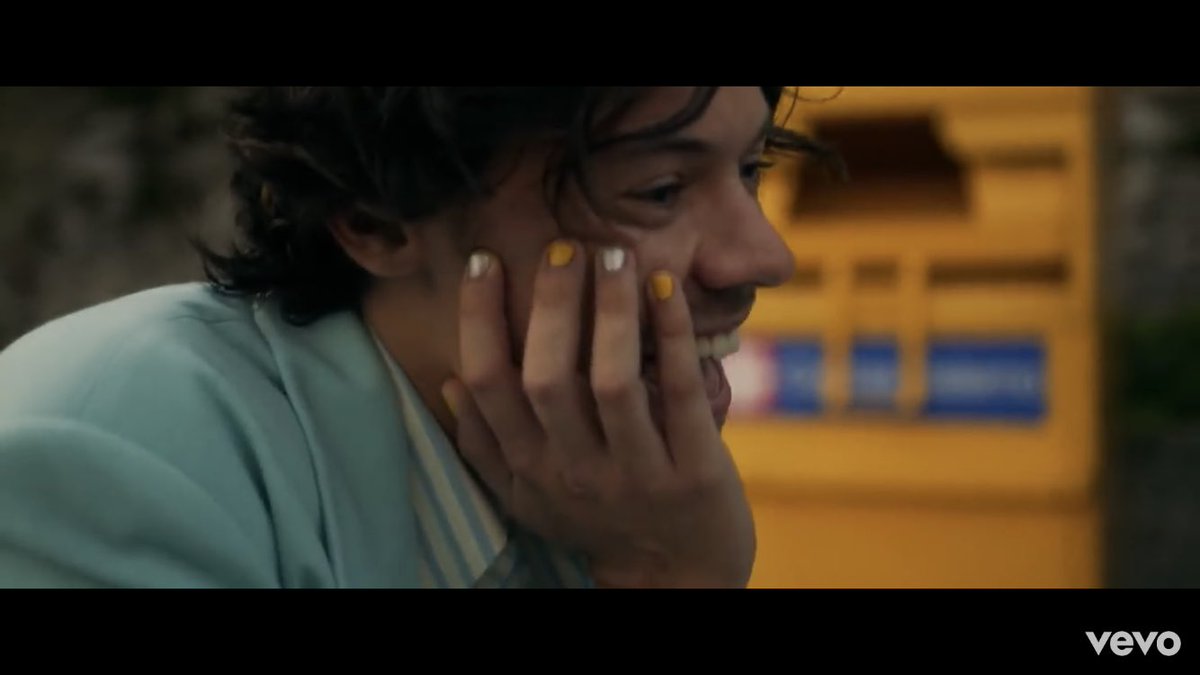 @Harry_Styles spreading joy and light into the world like....
#thankyou #Golden #HarryStyles #joy #light #FineLine #Spreadlove @HSHQ #saving2020 https://t.co/v3InXuAwCa