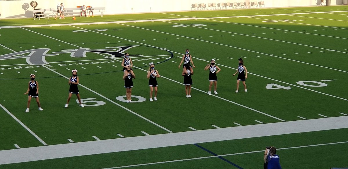 Great day to cheer on some gator football! <a href="/PrincipalPaz/">Dr. David Paz</a> <a href="/MCJHGators/">Mayde Creek JH</a> #maydeusproud