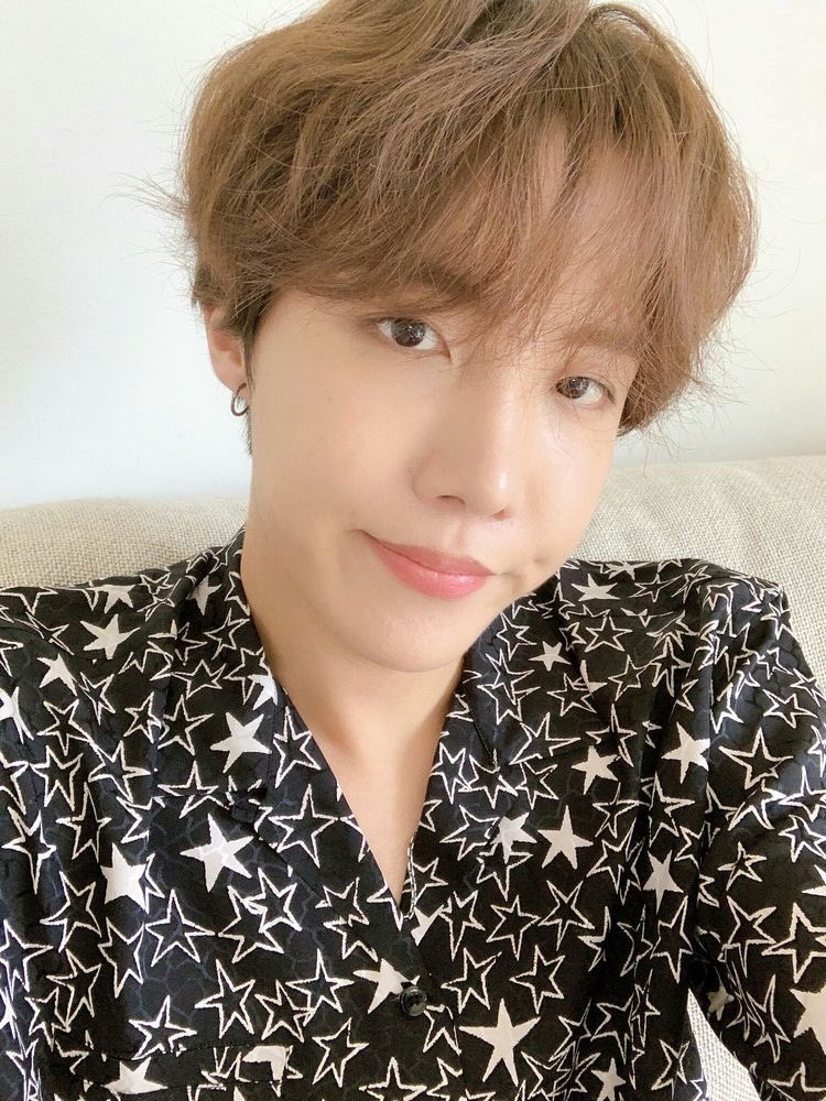 YanniWorld_twt's tweet photo. 🖇 •📲. ⃗. @ #Yannick • updᥲtᥱ: #️⃣ : #DANGERWMAMO + #MAMODEBUT 

Obviamente no me podía perder el debut de mi más querido amigo. Te traje sushi y mucho amor para tu gran día. Te amo Mamo, más vale me dediques un saludo en el stage https://t.co/5dWuS0UIlU