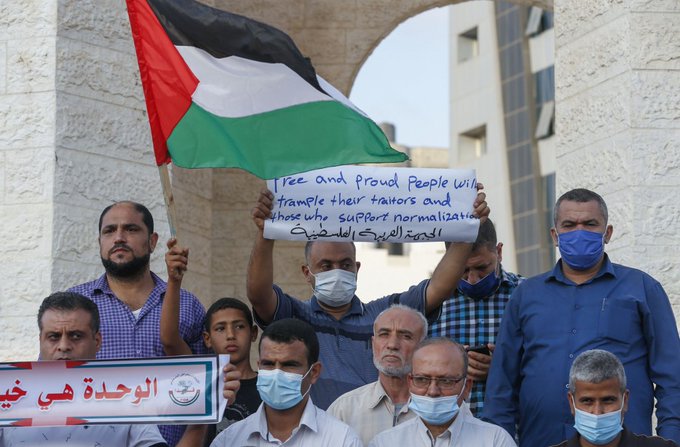 178kakapo's tweet photo. #MoreIsolated🇮🇱

❝Protesters in Sudan have rejected the government’s normalization of relations with Israel. Sudan’s former Prime Minister Sadiq al-Mahdi said: “This statement contradicts the Sudanese national law.”
Palestinians in Gaza also protested against the deal. 
v/ajplus https://t.co/6dRPcf4E8p