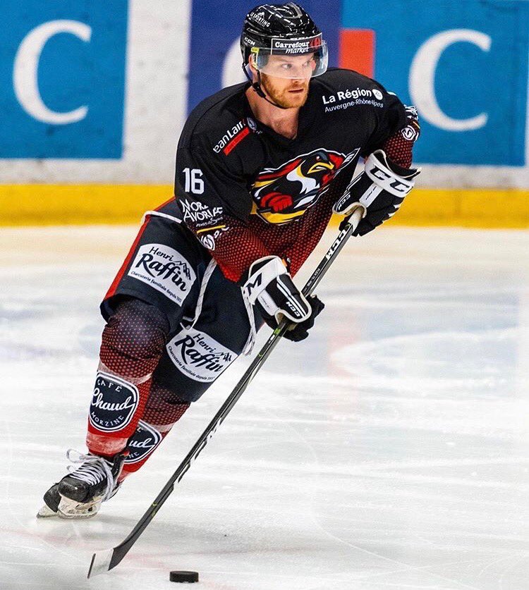 CSSMHockey's tweet photo. Alum Mike Nolan ‘20 looking 🔥 in his @MorzineHockey gear #ProSaints https://t.co/klperYNPUj