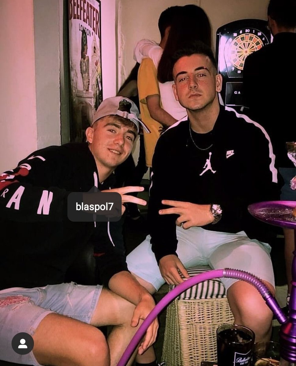 Si este tuit llega a 600 favs mi amigo <a href="/BlasMarquez10/">Blaspol</a> se rapa.
Quiero ver calvo al jaro...🥴