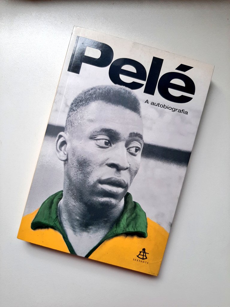 #Pele80 
A autobiografia do Pelé traz uma série de indícios pra se analisar sua trajetória. Tenho gosto por livros de biografias.