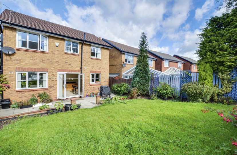 FindingLocalbus's tweet photo. 🏘Manhattan Estates have a 4 bedroom property £290k on the market🏘. Call Manhattan on 01204 536603

🛏 Bedroom: 4
🛁 Bathrooms: 2
🛋Reception Rooms: 1
🔥 Gas Central Heating 
🌫Fully Double Glazed
🏘Double Driveway
🌳Front &amp; Rear Garden 
🚽En-suite https://t.co/SqLQ88PC0H