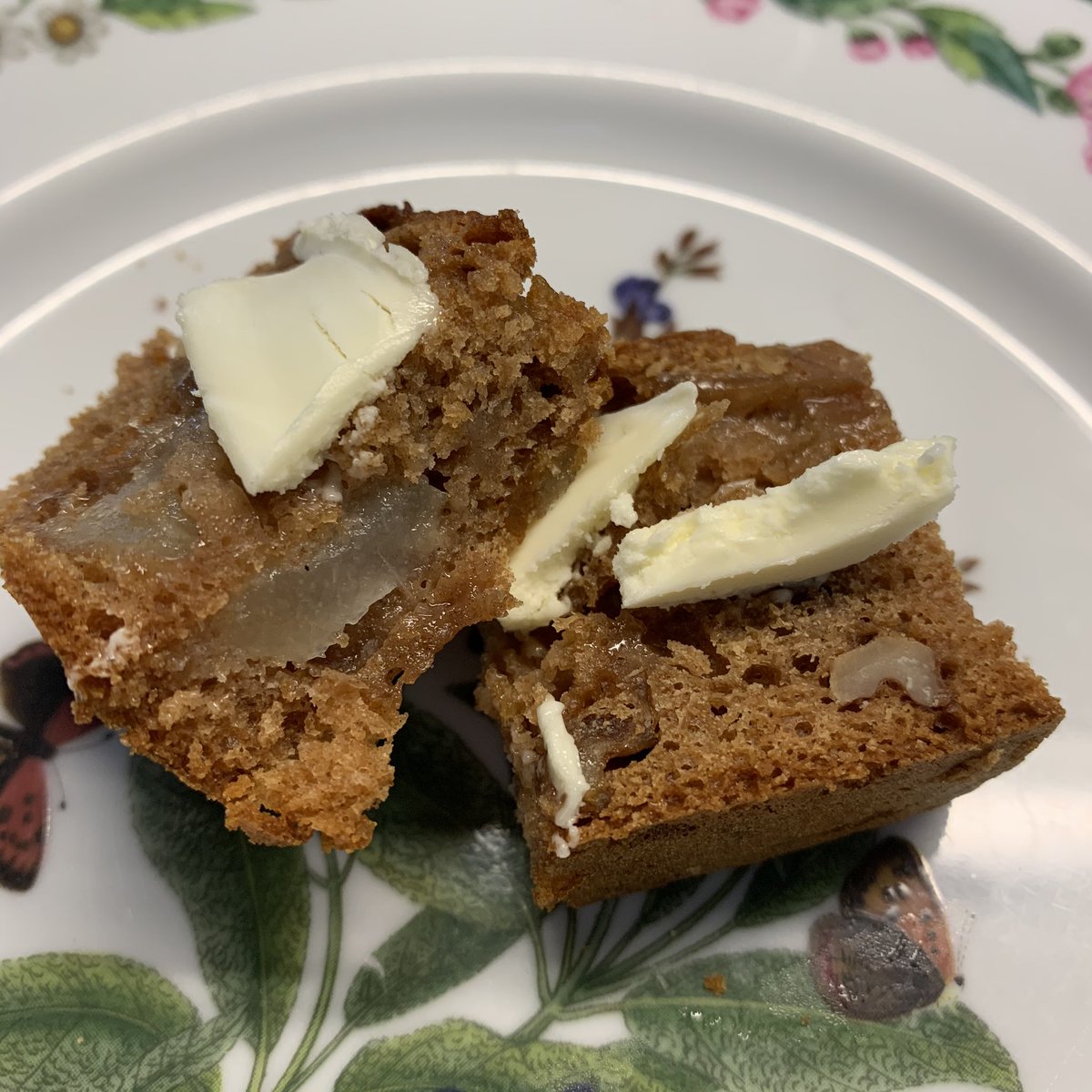 焼き菓子工房ｃｏｌｅｔｔｅ パンデピスのバリエーション 生の洋梨をのせて焼き上げたもの 下鴨のフレンドフーズさんにバナナブレッドと一緒にパンデピスも納品しました お近くの方はお買い物の時にでもチェックしてみてください こちらは洋梨入り