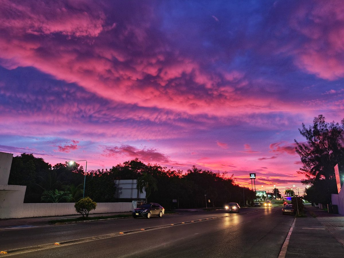 VivoEnChetumal's tweet photo. ¡Qué atardecer! 😍 https://t.co/fL35OUsLct