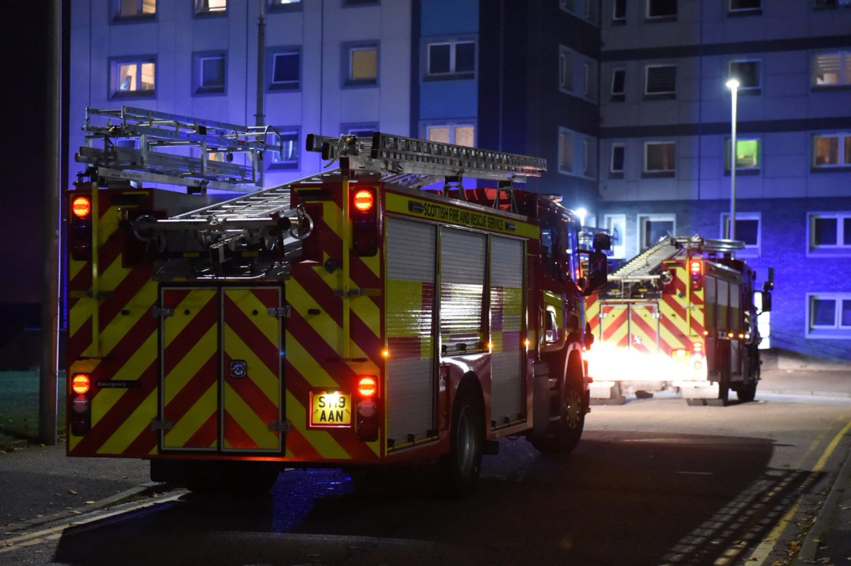 Fire crews tackle bedroom blaze at #Aberdeen home https://t.co/50AjB4baXT #Scotland https://t.co/aD4ZkUEJcI
