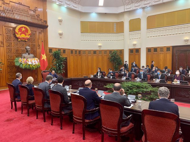DoeIntlAffairs's tweet photo. Under @AdamUSDFC’s and Prime Minister Phúc's visionary leadership leadership, @ENERGY is central to our future economic partnership with #Vietnam and the security of #IndoPacific. Our delegation’s strength demonstrated 🇺🇸 commitment to our 🇻🇳 partnership. https://t.co/ZmUh4etWwE