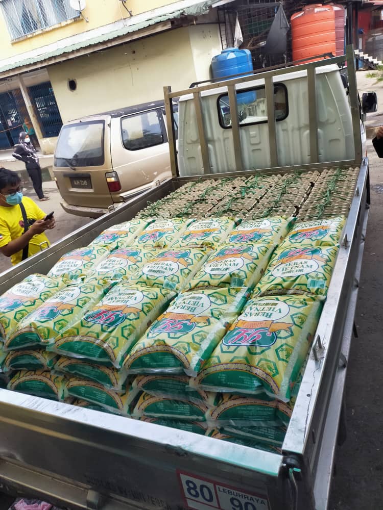 DenciShahrizal's tweet photo. Semalam, 100 kit kebersihan, kit makanan dan kit bayi untuk Kampung Air Hujung, Semporna telah dihantar dengan sokongan Borneo Komrad. Terima kasih Borneo Komrad kerana sudi membantu. Terima kasih kepada seluruh rakyat Malaysia yang menyumbang. Tq 🇲🇾. https://t.co/UMI8Btzl9g