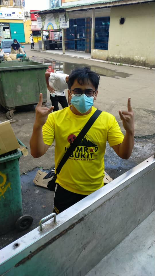 DenciShahrizal's tweet photo. Semalam, 100 kit kebersihan, kit makanan dan kit bayi untuk Kampung Air Hujung, Semporna telah dihantar dengan sokongan Borneo Komrad. Terima kasih Borneo Komrad kerana sudi membantu. Terima kasih kepada seluruh rakyat Malaysia yang menyumbang. Tq 🇲🇾. https://t.co/UMI8Btzl9g