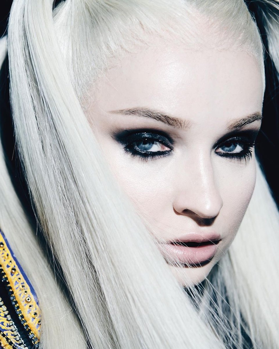 kimpetras's tweet photo. .@Mag_Antidote x @LouisVuitton 

📸 : Jan Welters https://t.co/H33K5U3oN4