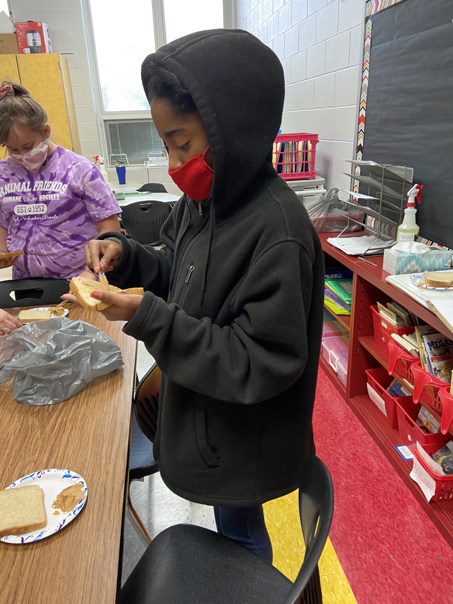 MrsGordon_HV's tweet photo. Had so much fun today writing directions for making a PB and J and then using our directions to make some sandwiches! Definitely a hit! #MiddieRising #WeGotYour6 https://t.co/Kz7RCCqMwE