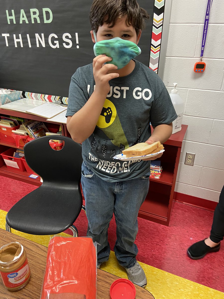 MrsGordon_HV's tweet photo. Had so much fun today writing directions for making a PB and J and then using our directions to make some sandwiches! Definitely a hit! #MiddieRising #WeGotYour6 https://t.co/Kz7RCCqMwE