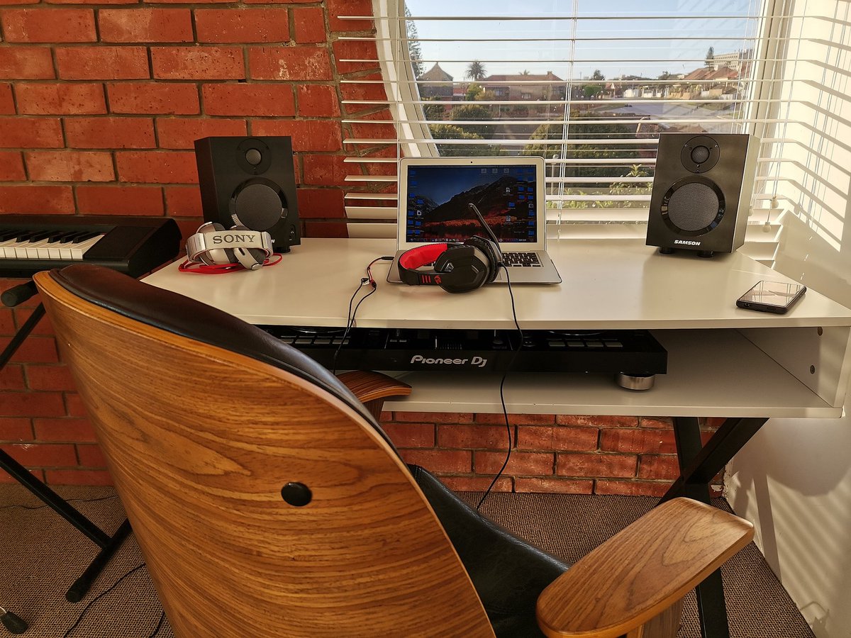 PastortheDJ's tweet image. #uwfmbee #workingfromhome
@ntsabomluleki @mafa_bavuma @Luckeez