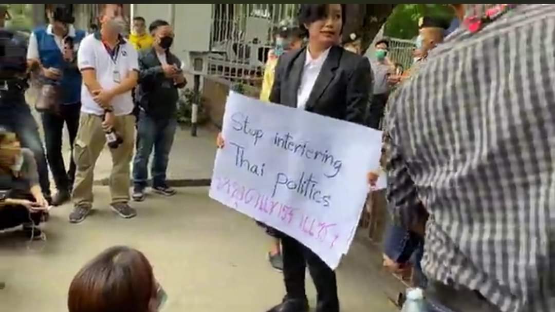 AmaratJeab's tweet photo. กำลังวางแผนเดินทาง
ใครทราบบ้างว่าตอนนี้ท้ายขบวนอยู่ตรงไหน
#ม็อบหน้าสถานทูตอเมริกา https://t.co/nbZ64ONKeZ