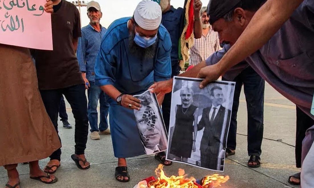 Dr_BuAbdullah's tweet photo. Anger spreads in Islamic world after #Macron’s backing for #ProphetMuhammad cartoons.
Pictures from Libya🇱🇾, Morocco🇲🇦, Pakistan🇵🇰 and Syria🇸🇾
#Boycott_French_Product #NeverTheProphet #Islam https://t.co/LQt2bizUxl