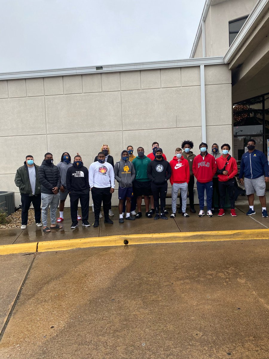 ElonClips9f's tweet photo. .@Lions_FB voted early this afternoon. We have 100% Voter Registration on our team. By Friday we will have 100% Voter Participation! Proud of these young men! #LionsAllRise #LionsAllVote https://t.co/2t0lzVQoKP