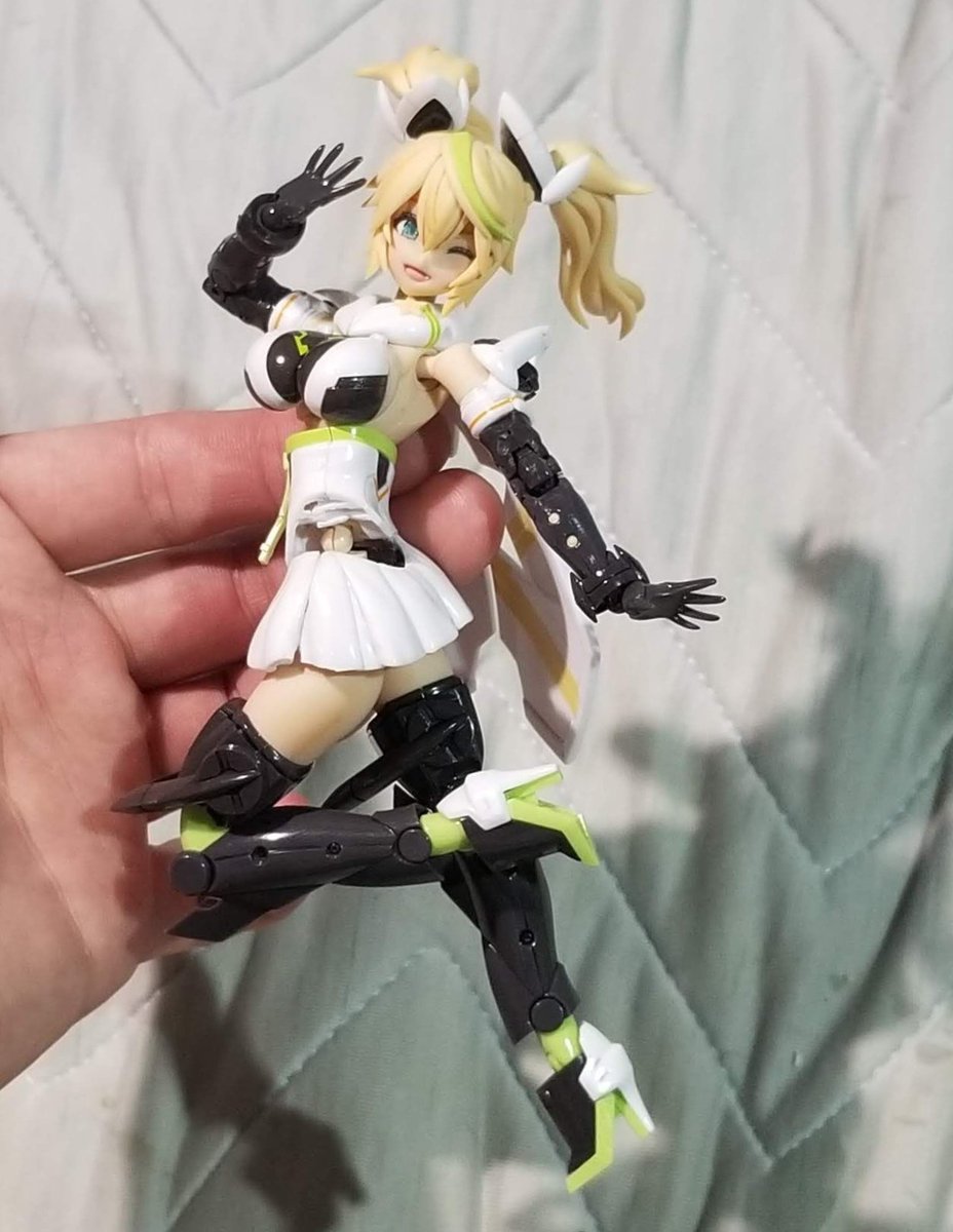 とりぴー ポーズ解説本販売中 移動しながら振り返ってる感じのポーズです とりポージング