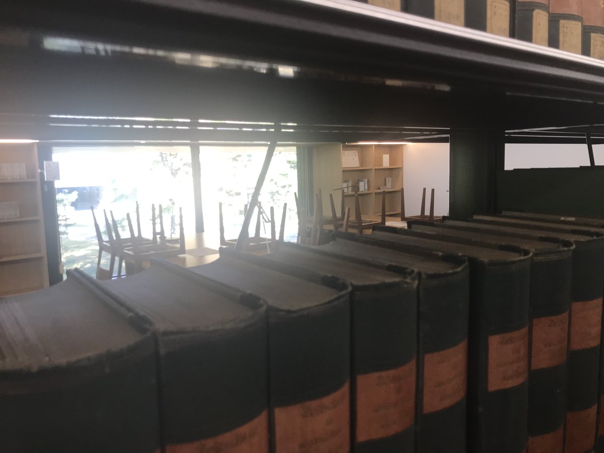 hagi_no_suke's tweet photo. 【農学分館】図書館の奥、使用禁止の机の向こう側。本の隙間から見える、あれは、なに?「だれかの本棚」こっそりのぞいてみよう。 #GoTo図書館 #GoToLibrary https://t.co/KWU21WDNXc