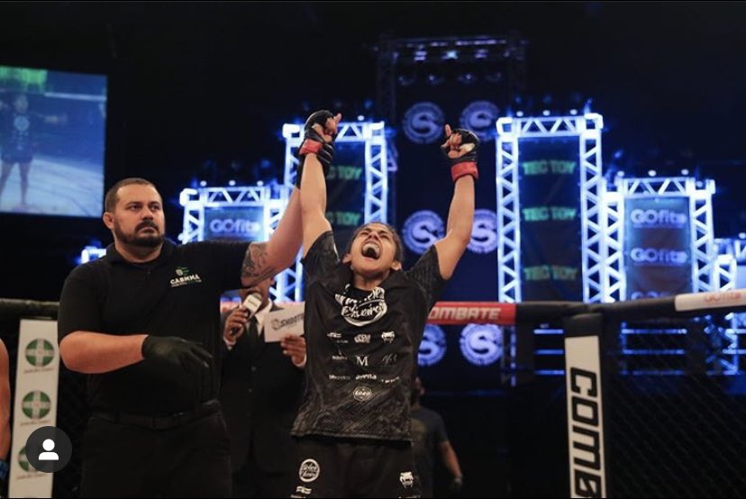 damadeferromma's tweet image. Michele Oliveira finalizou Claudiene Cebolinha com um mata-leão aos 3min e 45seg do primeiro round, no #shooto102

📸: Marcell Fagundes