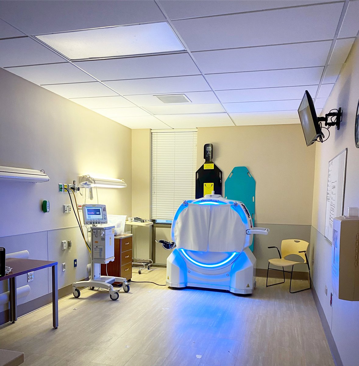 USCneurology's tweet photo. Did you know our Neuroscience ICU has its very own portable CT scanner? This device allows for repeat imaging on critical patients while minimizing transport. #neurology #intensivecare https://t.co/uhBnFMRr1z