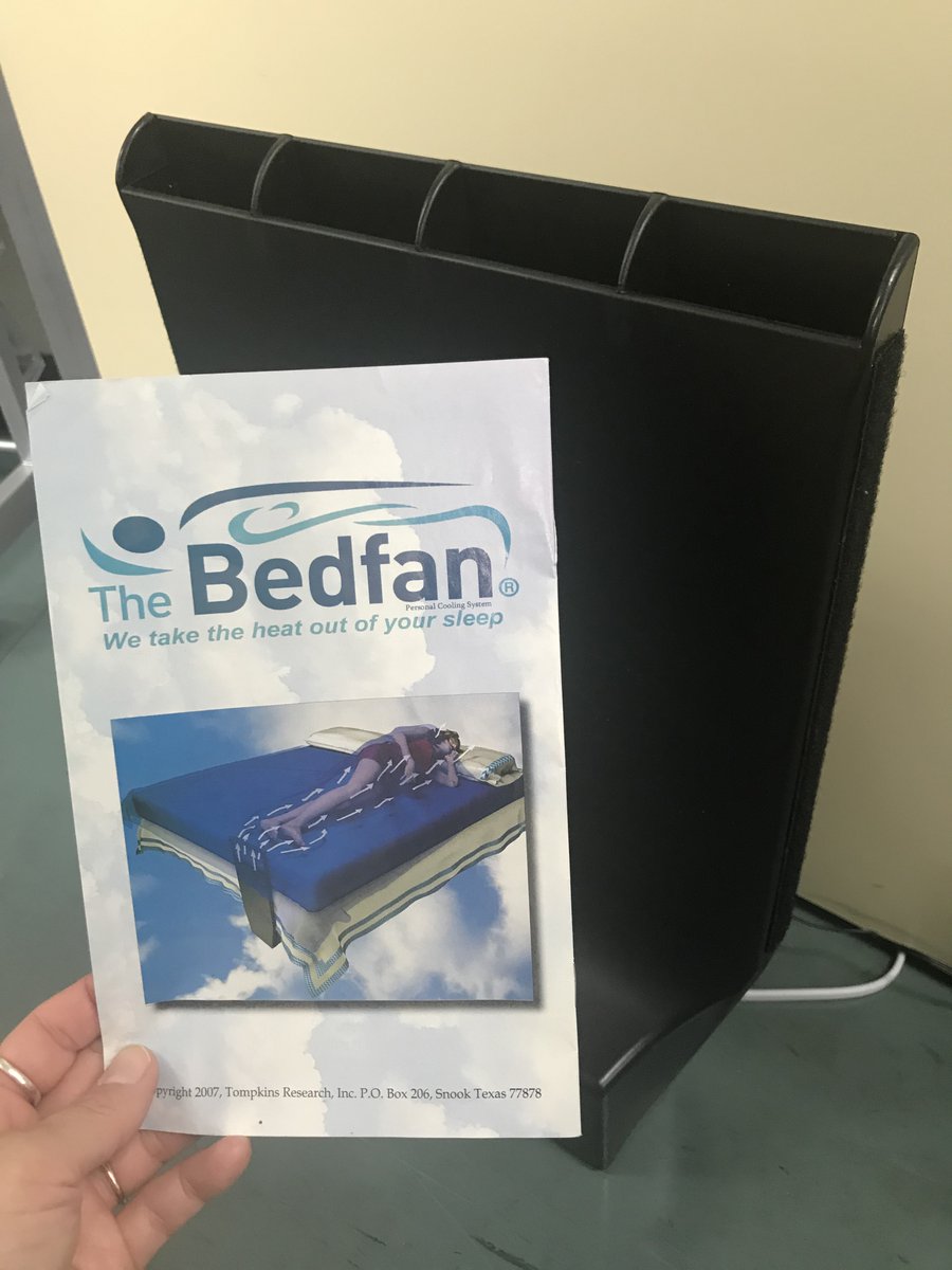 弊社の倉庫には、取り扱いしないことが決定した、おもしろお悩み解決商品がたくさんあります！
本日紹介するのは、コレ！
ベッドの隙間に風を送って、ベッド全体を涼しくする「睡眠時専用の扇風機」…！？効果のほどは…😅