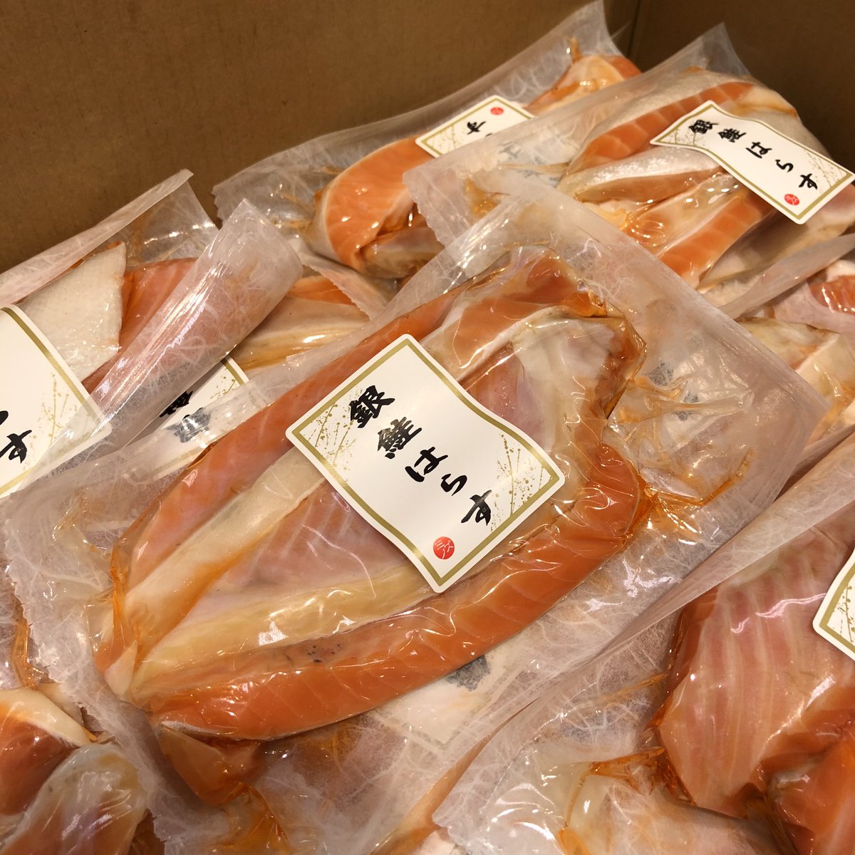 東久留米卸売市場 公式 おはようございます 本日は 丸正 さんより 宮城県閖上産の かえりちりめん と銀鮭はらす 豆 アジ干物 あんこう煮こごりをご紹介します かえりちりめんとはちりめんじゃこより少し大きめのちりめん イワシの稚魚 です