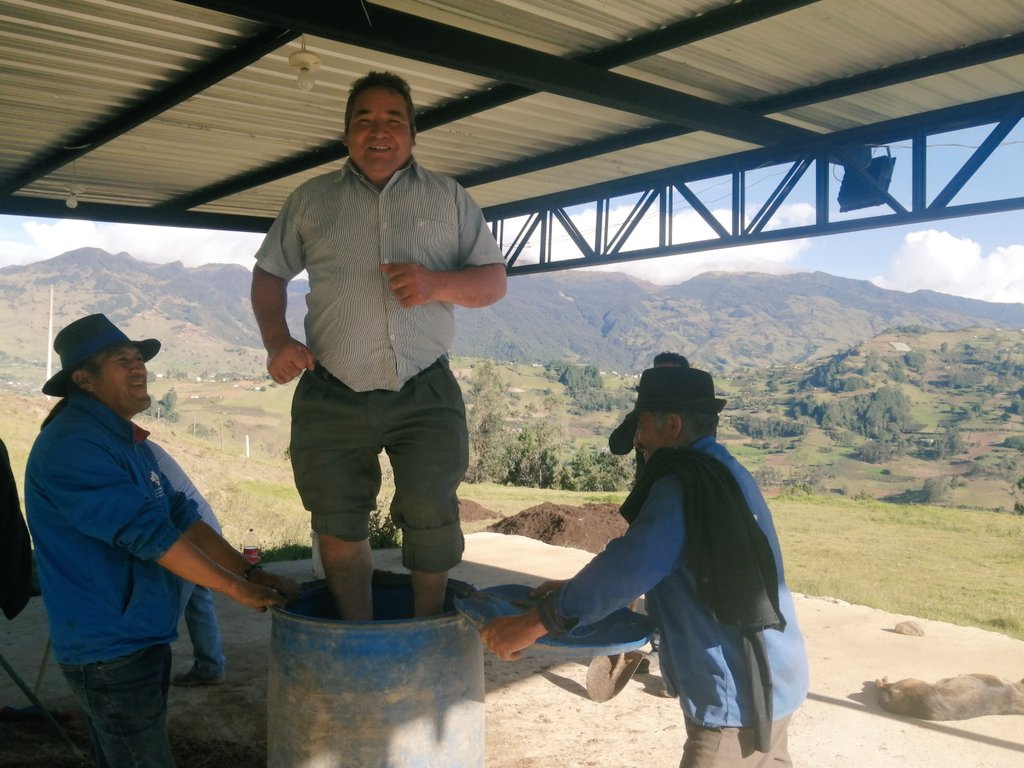 📸 En minka con Tomebamba #Paute realizamos la multiplicación de microorganismos que estará listo en un mes. 

Los microorganismos son los cocineros, los que preparan la comida de las plantitas y los árboles, transforman lo orgánico en mineral, contribuyen a regular las plagas.